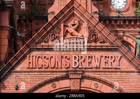 Giebel mit dem Motto Pacem Amo, I Live Peace, On Redbrick oder Red Brick Victorian Achitecture der Higsons Brewery oder Daniel Higson Brewer, Liverpool Stockfoto