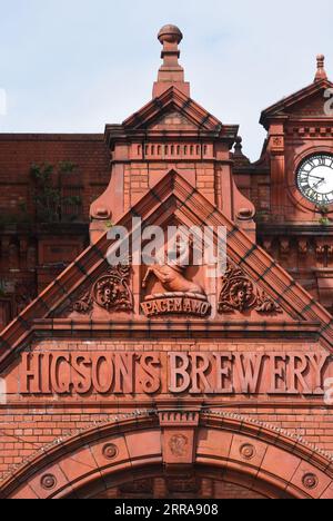 Giebel mit dem Motto Pacem Amo, I Live Peace, On Redbrick oder Red Brick Victorian Achitecture der Higsons Brewery oder Daniel Higson Brewer, Liverpool Stockfoto