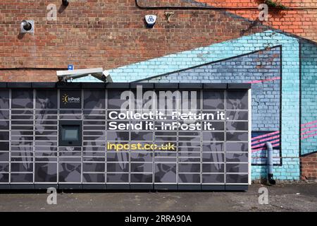 Inpost- oder Postfächer, Paketschließfächer oder Automated Parcel Machines (APMs) und lackierte Wände Liverpool England UK Stockfoto