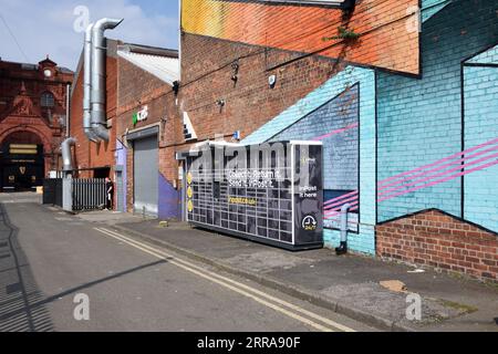 Inpost- oder Postfächer, Paketschließfächer oder Automated Parcel Machines (APMs) auf Bürgersteigen oder Bürgersteigen und lackierten Wänden Liverpool England UK Stockfoto