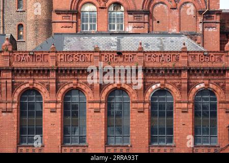 Fenstermuster von Redbrick oder Red Brick Victorian Achitecture der Higsons Brewery oder Daniel Higson Brewer, Liverpool Stockfoto