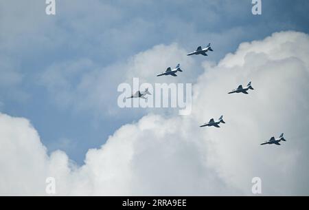 210723 -- TOKIO, 23. Juli 2021 -- Flugzeuge der Blauen Impulse der Japan Air Self-Defense Force nehmen an einer Flugschau vor der Eröffnungszeremonie der Olympischen Spiele 2020 in Tokio, Japan, am 23. Juli 2021 Teil. TOKYO2020JAPAN-TOKIO-OLY-AIRSHOW-BLAUER IMPULS XUEXYUBIN PUBLICATIONXNOTXINXCHN Stockfoto