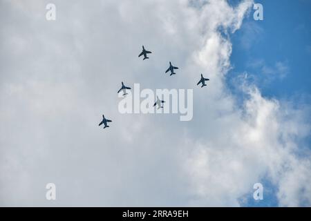 210723 -- TOKIO, 23. Juli 2021 -- Flugzeuge der Blauen Impulse der Japan Air Self-Defense Force nehmen an einer Flugschau vor der Eröffnungszeremonie der Olympischen Spiele 2020 in Tokio, Japan, am 23. Juli 2021 Teil. TOKYO2020JAPAN-TOKYO-OLY-AIRSHOW-BLUE-IMPULS CHENXYICHEN PUBLICATIONXNOTXINXCHN Stockfoto