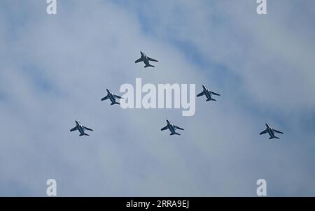 210723 -- TOKIO, 23. Juli 2021 -- Flugzeuge der Blauen Impulse der Japan Air Self-Defense Force nehmen an einer Flugschau vor der Eröffnungszeremonie der Olympischen Spiele 2020 in Tokio, Japan, am 23. Juli 2021 Teil. TOKYO2020JAPAN-TOKIO-OLY-AIRSHOW-BLAUER IMPULS XUEXYUBIN PUBLICATIONXNOTXINXCHN Stockfoto