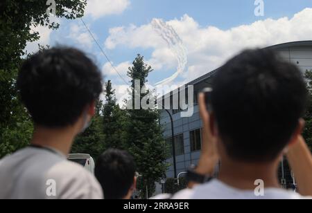 210723 -- TOKIO, 23. Juli 2021 -- Menschen beobachten, wie Flugzeuge der Blue Impulse der Japan Air Self-Defense Force an einer Flugshow vor der Eröffnungszeremonie der Olympischen Spiele 2020 in Tokio, Japan, am 23. Juli 2021 teilnehmen. TOKYO2020JAPAN-TOKYO-OLY-AIRSHOW-BLUE-IMPULS DINGXTING PUBLICATIONXNOTXINXCHN Stockfoto