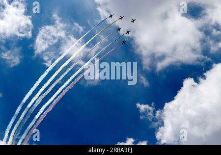 210723 -- TOKIO, 23. Juli 2021 -- Flugzeuge der Blauen Impulse der Japan Air Self-Defense Force nehmen an einer Flugschau vor der Eröffnungszeremonie der Olympischen Spiele 2020 in Tokio, Japan, am 23. Juli 2021 Teil. TOKYO2020JAPAN-TOKIO-OLY-AIRSHOW-BLAUER IMPULS WANGXLILI PUBLICATIONXNOTXINXCHN Stockfoto