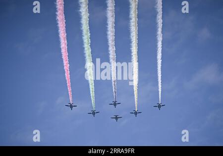 210723 -- TOKIO, 23. Juli 2021 -- Flugzeuge der Blauen Impulse der Japan Air Self-Defense Force nehmen an einer Flugschau vor der Eröffnungszeremonie der Olympischen Spiele 2020 in Tokio, Japan, am 23. Juli 2021 Teil. TOKYO2020JAPAN-TOKIO-OLY-AIRSHOW-BLAUER IMPULS XUEXYUBIN PUBLICATIONXNOTXINXCHN Stockfoto