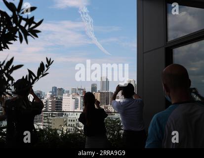 210723 -- TOKIO, 23. Juli 2021 -- Menschen beobachten, wie Flugzeuge der Blue Impulse der Japan Air Self-Defense Force an einer Flugshow vor der Eröffnungszeremonie der Olympischen Spiele 2020 in Tokio, Japan, am 23. Juli 2021 teilnehmen. TOKYO2020JAPAN-TOKIO-OLY-AIRSHOW-BLAUER IMPULS WANGXJINGQIANG PUBLICATIONXNOTXINXCHN Stockfoto