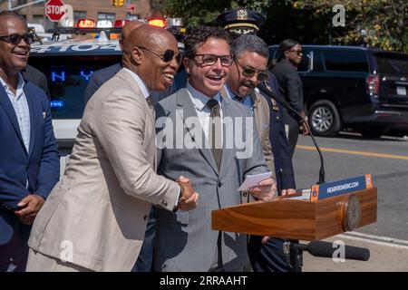 New York, New York, USA. September 2023. (NEU) Bürgermeister Adams präsentiert umfassende Strategie zur Bekämpfung von Autodiebstählen in New York City. 6. September 2023, New York, New York, USA: Ed Gazzillo von der Greater New York Automobile Dealers Association spricht während der Ankündigung von Bürgermeister Adams über einen umfassenden neuen Plan zur Bekämpfung von Autodiebstählen in den fünf Bezirken am 6. September 2003 im Stadtteil Queens von New York City. Trotz eines Rückgangs der Großkriminalität in diesem Jahr ist die Auto-Diebstahlsicherung (GLA) bis August um rund 19 Prozent gestiegen, was in erster Linie auf einen Anstieg der t-Zahl zurückzuführen ist Stockfoto