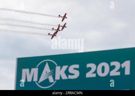 210725 -- MOSKAU, 25. Juli 2021 -- das erste Kunstflug-Demonstrationsteam tritt am Abschlusstag des Internationalen Luft- und Raumfahrtsalons MAKS-2021 in einem Moskauer Vorort, Russland, am 25. Juli 2021 auf. RUSSLAND-MOSKAU-MAKS 2021-CLOSE BaixXueqi PUBLICATIONxNOTxINxCHN Stockfoto