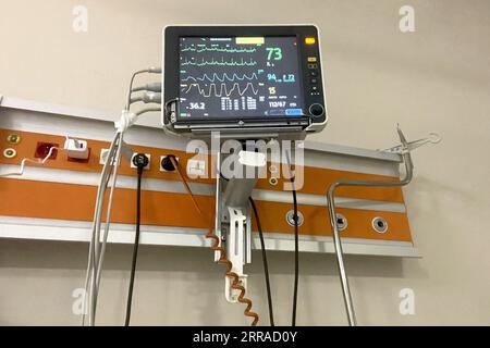 Uberwachung des Herzens des Patienten auf der Intensivstation Stockfoto