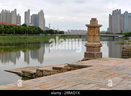 210725 -- QUANZHOU, 25. Juli 2021 -- Foto vom 6. Juli 2021 zeigt die Docks an der Mündung in Quanzhou in der südöstlichen chinesischen Provinz Fujian. China's Quanzhou: Emporium of the World in Song-Yuan China wurde am Sonntag als Kulturstätte in die UNESCO-Welterbeliste aufgenommen, wodurch die Gesamtzahl der UNESCO-Weltkulturerbestätten des Landes auf 56 gestiegen ist. Quanzhou, eine Küstenstadt in der chinesischen Provinz Fujian, war in den Song- und Yuan-Dynastien ein globales Handelszentrum für Seeschifffahrt. CHINA-FUJIAN-QUANZHOU-UNESCO-WELTKULTURERBE CN WEIXPEIQUAN PUBLICATIONXNOTXINXCHN Stockfoto