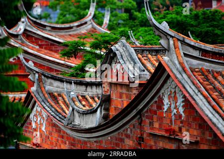 210726 -- QUANZHOU, 26. Juli 2021 -- Foto aufgenommen am 19. Mai 2019 zeigt die Dachkämme traditioneller Wohnhäuser in Quanzhou, südöstliche Provinz Fujian. Quanzhou liegt an der Südostküste der chinesischen Provinz Fujian. In den Dynastien Song 960-1279 und Yuan 1271-1368 war Quanzhou als der größte Hafen im Osten bekannt. Mit zahlreichen Handelsschiffen aus dem Osten und dem Westen, die Tag und Nacht kommen und fahren, wurde der Wohlstand der Stadt in vielen historischen Materialien und den Reisen von Marco Polo lebendig aufgezeichnet, die von der Reise des italienischen Entdeckers zu Th erzählen Stockfoto