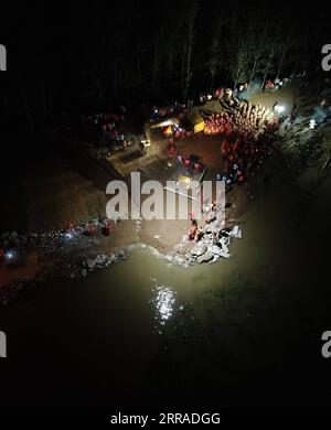 210726 -- HEBI, 26. Juli 2021 -- Luftaufnahme aufgenommen am 26. Juli 2021 zeigt Rettungskräfte, die den Ausbruch des Damms am Weihe-Fluss im Dorf Pengcun, der Stadt Hebi in der zentralchinesischen Provinz Henan, blockieren. Betroffen von anhaltenden Regenfällen ereignete sich ein Dammbruch im Pengcun-Dorfabschnitt des Weihe-Flusses. Der Bruch war am frühen Montagmorgen nach mehr als 70 Stunden Rettungsarbeit blockiert worden. CHINA-HENAN-WEIHE RIVER-DAMM-BREACH-RETTUNG CN FENGXDAPENG PUBLICATIONXNOTXINXCHN Stockfoto