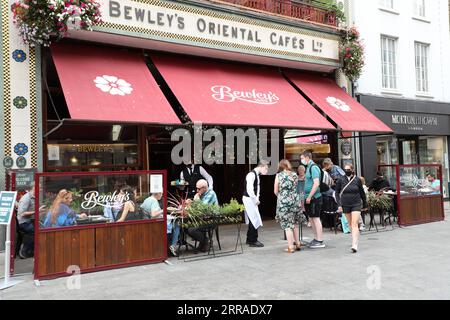 210726 -- DUBLIN, 26. Juli 2021 -- Kunden werden am Eingang eines Cafés geprüft, bevor sie am 26. Juli 2021 in Dublin, Irland, einen Indoor-Service erhalten. Restaurants, Bars, Cafés und Lebensmittelgerichte in ganz Irland ab Montag gestattet wurden, Kunden, die vollständig gegen COVID-19 geimpft wurden oder sich in den letzten sechs Monaten von der Krankheit erholt haben, sowie Kindern unter 18 Jahren, die in ihrer Obhut sind, Indoor-Dienstleistungen anzubieten; gemäß den neuen Leitlinien der irischen Regierung. Foto: /Xinhua IRELAND-DUBLIN-COVID-19-INDOOR HOSPITALITY-REOPENING LiuxXiaoming PUBLICATIONxNOTxINxCHN Stockfoto