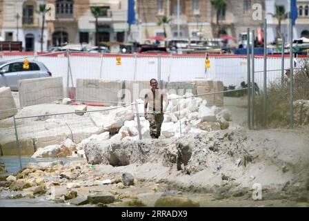 210727 -- MARSAXLOKK, 27. Juli 2021 -- ein Offizier der Streitkräfte Maltas wird in Marsaxlokk, Malta, am 26. Juli 2021 gesehen. Die Streitkräfte Maltas evakuierten am Montag Schwimmer nach der Entdeckung einer nicht explodierten Bombe aus dem Zweiten Weltkrieg in Marsaxlokk. Foto von /Xinhua MALTA-MARSAXLOKK-WWII BOMBENENTDECKUNG-SCHWIMMER-EVAKUIERUNG JonathanxBorg PUBLICATIONxNOTxINxCHN Stockfoto