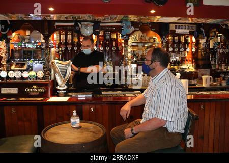 210726 -- DUBLIN, 26. Juli 2021 -- Ein Kunde R wird in einem Pub in Dublin, Irland, am 26. Juli 2021 gesehen. Restaurants, Bars, Cafés und Lebensmittelgerichte in ganz Irland ab Montag gestattet wurden, Kunden, die vollständig gegen COVID-19 geimpft wurden oder sich in den letzten sechs Monaten von der Krankheit erholt haben, sowie Kindern unter 18 Jahren, die in ihrer Obhut sind, Indoor-Dienstleistungen anzubieten; gemäß den neuen Leitlinien der irischen Regierung. Foto: /Xinhua IRELAND-DUBLIN-COVID-19-INDOOR HOSPITALITY-REOPENING LiuxXiaoming PUBLICATIONxNOTxINxCHN Stockfoto