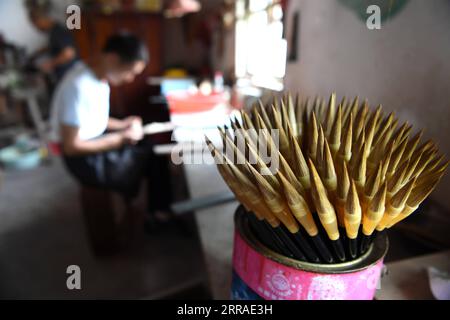 210727 -- JINGXIAN, 27. Juli 2021 -- Arbeiter stellen Xuan-Tintenbürsten bei einem lokalen Hersteller in Huangcun Township im Jingxian County in der ostchinesischen Provinz Anhui, 22. Juli 2021 her. Tintenbürste, Tinte, chinesisches Xuan-Papier und Tintenplatten sind vier traditionelle Schreibmaterialien chinesischer Schreibwaren. Die Kunstfertigkeit der verschiedenen Arten chinesischer Kalligraphie-Schriften sowie die Malerei mit traditionellen chinesischen Tuschstrichen erfordern eine Vielzahl von Pinsel. Das Haar der Xuan-Tintenbürste besteht normalerweise aus den Haaren von Kaninchen, Wieseln oder Ziegen, während der Griff typischerweise aus Bambus besteht. Die traditionellen Techniken Stockfoto