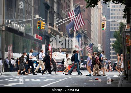 210727 -- WASHINGTON, 27. Juli 2021 -- Menschen gehen auf einer Straße in New York, USA, 20. Juli 2021. Xinhua Schlagzeilen: Delta-Variante, Fehlinformation, Politisierung schüren COVID-19-Anstieg in den USA WangxYing PUBLICATIONxNOTxINxCHN Stockfoto