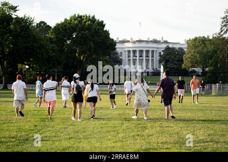 210727 -- WASHINGTON, 27. Juli 2021 -- Menschen wandern in der Nähe des Weißen Hauses in Washington, D.C., USA, 22. Juni 2021. Xinhua Schlagzeilen: Delta-Variante, Fehlinformation, Politisierung schüren COVID-19-Anstieg in den USA LiuxJie PUBLICATIONxNOTxINxCHN Stockfoto