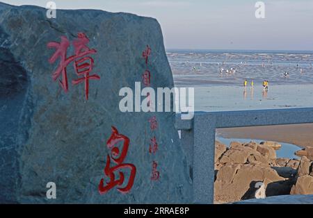 210727 -- DANDONG, 27. Juli 2021 -- Touristen spielen am Strand der Insel Zhangdao, Stadt Dandong, Provinz Liaoning im Nordosten Chinas, 26. Juli 2021. Die Insel Zhangdao, deren Bewohner vom Tourismus, der Aquakultur und der Meeresfischerei abhängig sind, zieht zahlreiche Touristen an, die sie während der Sommerferien besuchen möchten. CHINA-LIAONING-DANDONG-INSELLANDSCHAFT CN YANGXQING PUBLICATIONXNOTXINXCHN Stockfoto