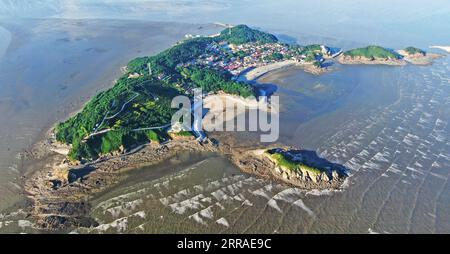 210727 -- DANDONG, 27. Juli 2021 -- Luftaufnahme aufgenommen am 26. Juli 2021 zeigt den Gesamtblick der Insel Zhangdao, Stadt Dandong, Provinz Liaoning im Nordosten Chinas. Die Insel Zhangdao, deren Bewohner vom Tourismus, der Aquakultur und der Meeresfischerei abhängig sind, zieht zahlreiche Touristen an, die sie während der Sommerferien besuchen möchten. CHINA-LIAONING-DANDONG-INSELLANDSCHAFT CN YANGXQING PUBLICATIONXNOTXINXCHN Stockfoto