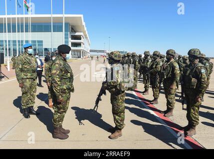 210727 -- GABORONE, 27. Juli 2021 -- Botswanas Präsident Mokgweetsi Masisi entsendet Truppen nach Mosambik als Teil der SADC-Bereitschaftstruppe der Southern Africa Development Community am Sir Seretse Khama International Airport in Gaborone, Botswana, 26. Juli 2021. Die Botswana Defence Force BDF wird der Republik Mosambik als Teil der SADC-Mission in Mosambik regionale Unterstützung bei der Bekämpfung der drohenden Bedrohung durch Terrorismus und gewalttätigen Extremismus in der Region Cabo Delgado gewähren. Insgesamt werden 296 BDF-Soldaten in Mosambik stationiert sein, davon 70 am Montag. Foto Stockfoto