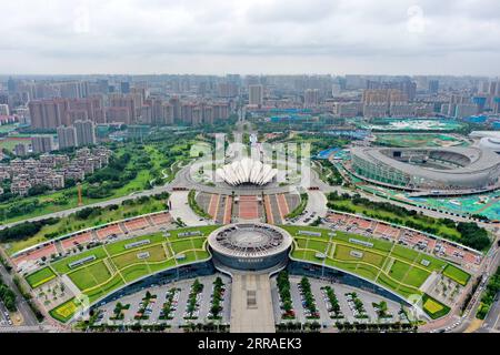 210727 -- TANGSHAN, 27. Juli 2021 -- Luftaufnahme aufgenommen am 27. Juli 2021 zeigt eine urbane Ansicht der Stadt Tangshan, nordchinesische Provinz Hebei. Die Stadt Tangshan in der nordchinesischen Provinz Hebei, angelehnt an das Yanshan-Gebirge, mit Blick auf das Bohai-Meer und angrenzend an Peking und Tianjin, hat seit dem tragischen Erdbeben von 1976 hart daran gearbeitet, sich selbst wieder aufzubauen. In den frühen Morgenstunden des 28. Juli 1976 zerstörte eines der tödlichsten Erdbeben des 20. Jahrhunderts die Stadt und tötete mehr als 240.000 Menschen und verletzte weitere 160.000. CHINA-HEBEI-TANGSHAN-AERIAL VIEWCN MuxYu PUBLICATIONxNOTxINxC Stockfoto