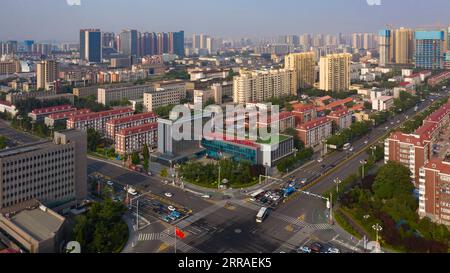 210727 -- TANGSHAN, 27. Juli 2021 -- Luftaufnahme aufgenommen am 27. Juli 2021 zeigt eine urbane Ansicht der Stadt Tangshan, nordchinesische Provinz Hebei. Die Stadt Tangshan in der nordchinesischen Provinz Hebei, angelehnt an das Yanshan-Gebirge, mit Blick auf das Bohai-Meer und angrenzend an Peking und Tianjin, hat seit dem tragischen Erdbeben von 1976 hart daran gearbeitet, sich selbst wieder aufzubauen. In den frühen Morgenstunden des 28. Juli 1976 zerstörte eines der tödlichsten Erdbeben des 20. Jahrhunderts die Stadt und tötete mehr als 240.000 Menschen und verletzte weitere 160.000. CHINA-HEBEI-TANGSHAN-AERIAL VIEWCN JinxHaoyuan PUBLICATIONxNO Stockfoto