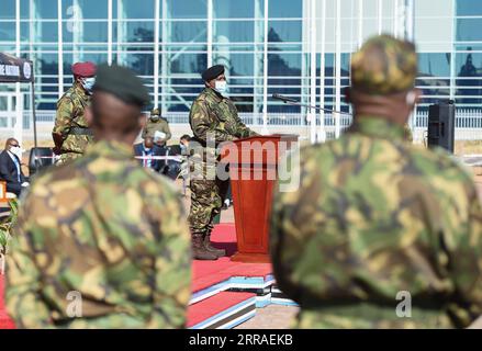 210727 -- GABORONE, 27. Juli 2021 -- Botswanas Präsident Mokgweetsi Masisi entsendet Truppen nach Mosambik als Teil der SADC-Bereitschaftstruppe der Southern Africa Development Community am Sir Seretse Khama International Airport in Gaborone, Botswana, 26. Juli 2021. Die Botswana Defence Force BDF wird der Republik Mosambik als Teil der SADC-Mission in Mosambik regionale Unterstützung bei der Bekämpfung der drohenden Bedrohung durch Terrorismus und gewalttätigen Extremismus in der Region Cabo Delgado gewähren. Insgesamt werden 296 BDF-Soldaten in Mosambik stationiert sein, davon 70 am Montag. Foto Stockfoto