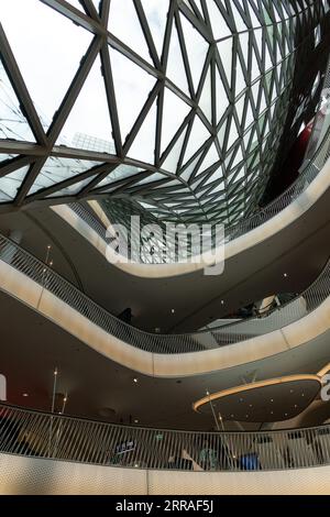 Das Innere des Einkaufszentrums MyZeil in franfurt am Main, Deutschland Stockfoto