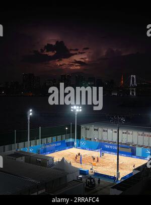 210728 -- TOKIO, 28. Juli 2021 -- Cherif Younousse 1. L/Ahmed Tijan von Katar warm Up vor dem Vorspiel der Männer zum Beachvolleyball zwischen Cherif Younousse/Ahmed Tijan von Katar und Enrico Rossi/Adrian Ignacio Carambula Raurich von Italien bei den Olympischen Spielen 2020 in Tokio, Japan, 28. Juli 2021. TOKYO2020JAPAN-TOKYO-OLY-BEACHVOLLEYBALL-MÄNNER S VORLÄUFIGE LIXGA PUBLICATIONXNOTXINXCHN Stockfoto