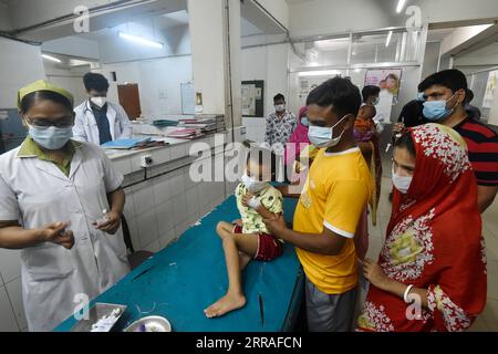 210728 -- DHAKA, 28. Juli 2021 -- Ein Dengue-Patient wird am 28. Juli 2021 in einem Krankenhaus in Dhaka, Bangladesch, behandelt. Insgesamt wurden in Bangladesch 153 Dengue-Fälle während der 24 Stunden bis 8:00 Uhr Ortszeit am Mittwoch gemeldet, die bisher höchste Zahl an einem einzigen Tag in diesem Jahr. Mit den am Mittwoch gemeldeten Neuinfektionen ist die Zahl der Dengue-Fälle in Bangladesch landesweit auf 2.098 angestiegen, mit bisher vier Todesfällen in diesem Jahr, sagte die Generaldirektion Gesundheit DGHS am Mittwoch. BANGLADESCH-DHAKA-DENGUE Salim PUBLICATIONxNOTxINxCHN Stockfoto