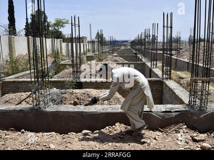 210728 -- BEZIRK KHYBER, 28. Juli 2021 -- Ein Arbeiter arbeitet auf einer Baustelle einer der 50 Schulen, die von der chinesischen Regierung an die Kinder im Bezirk Khyber in Pakistans nordwestlicher Provinz Khyber Pakhtunkhwa geschenkt wurden, 5. Juli 2021. ZU guter Letzt: Chinas Unterstützung hilft pakistanischen Kindern, bessere Bildung zu genießen Foto von /Xinhua PAKISTAN-KHYBER-CHINA-SCHOOLS SaeedxAhmad PUBLICATIONxNOTxINxCHN Stockfoto