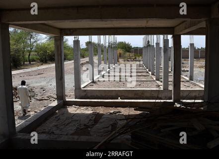 210728 -- BEZIRK KHYBER, 28. Juli 2021 -- Foto aufgenommen am 5. Juli 2021 zeigt einen Bauunterbau einer der 50 Schulen, die von der chinesischen Regierung an die Kinder im Bezirk Khyber in Pakistans nordwestlicher Provinz Khyber Pakhtunkhwa geschenkt wurden. ZU guter Letzt: Chinas Unterstützung hilft pakistanischen Kindern, bessere Bildung zu genießen Foto von /Xinhua PAKISTAN-KHYBER-CHINA-SCHOOLS SaeedxAhmad PUBLICATIONxNOTxINxCHN Stockfoto