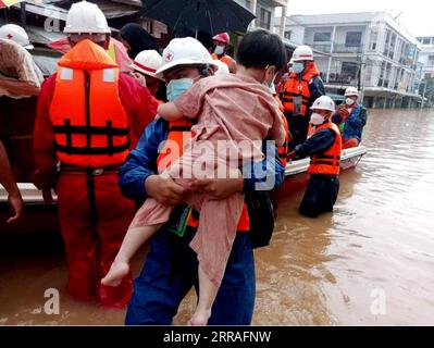 210729 -- MYAWADDY, 29. Juli 2021 -- Ein Retter evakuiert ein gestrandetes Kind in der vom Hochwasser betroffenen Stadt Myawaddy im Staat Kayin, Myanmar, 28. Juli 2021. Die Monsunflut hat den unteren Teil Myanmars nach starken Regenfällen seit der dritten Juliwoche getroffen, so die staatlichen Medienberichte am Donnerstag. Die Überschwemmungen haben bisher Tausende von Einwohnern in den bundesstaaten Kayin, Mon, Rakhine, Tanintharyi und Bago getroffen. MYANMAR-MYAWADDY-ÜBERSCHWEMMUNG Xinhua PUBLICATIONxNOTxINxCHN Stockfoto