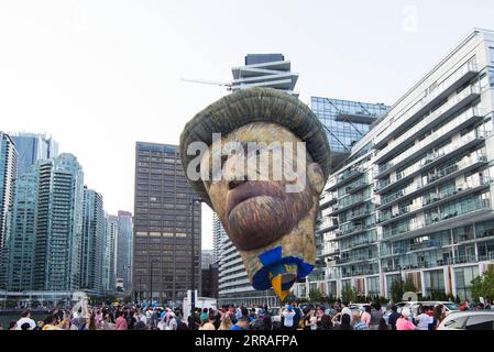 210729 -- TORONTO, 29. Juli 2021 -- die Leute sehen einen riesigen Van Gogh-Kopf-Heißluftballon in Toronto, Kanada, am 28. Juli 2021. Als Nachbildung von Van Goghs Gemälde Self-Portrait with Grey Filz hat aus dem Jahr 1887 wurde am Mittwoch in Toronto ein 91 Meter hoher Van Gogh-Heißluftballon in Kopfform ausgestellt, um die Wiedereröffnung der Immersive Van Gogh Exhibit Toronto zu feiern. Foto von /Xinhua CANADA-TORONTO-VAN GOGH-HEAD-SHAPED-BALLON ZouxZheng PUBLICATIONxNOTxINxCHN Stockfoto
