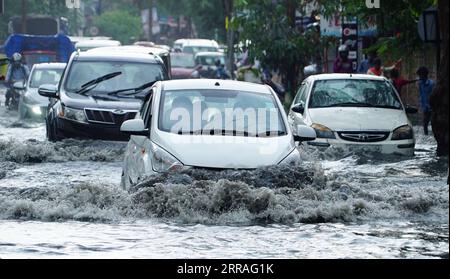 210729 -- GUWAHATI, 29. Juli 2021 -- Fahrzeuge bewegen sich auf einer wassergesäumten Straße nach dem Regen in Guwahati, Indiens nordöstlichem Bundesstaat Assam, am 29. Juli 2021. STR/INDIA-GUWAHATI-DOWNPOUR-WATER ROADS xinhua PUBLICATIONxNOTxINxCHN Stockfoto