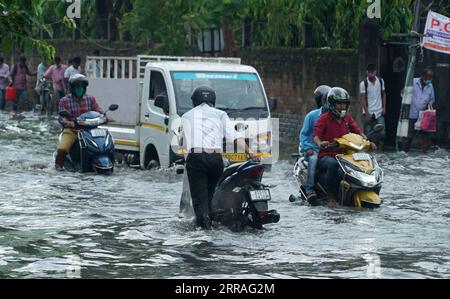 210729 -- GUWAHATI, 29. Juli 2021 -- Fahrzeuge und Menschen waten auf einer wassergesäumten Straße nach dem Regen in Guwahati, Indiens nordöstlichem Bundesstaat Assam, 29. Juli 2021. STR/INDIA-GUWAHATI-DOWNPOUR-WATER ROADS xinhua PUBLICATIONxNOTxINxCHN Stockfoto