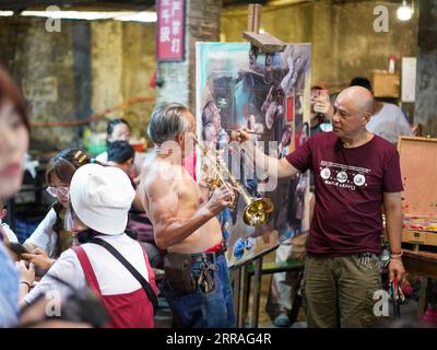 210730 -- CHONGQING, 30. Juli 2021 -- Chen Anjian 1st R arbeitet an einem Ölgemälde im Communications Teahouse im südwestchinesischen Chongqing, 26. Juli 2021. Chen Anjian, 62, Lehrerin für Ölmalerei am Sichuan Fine Arts Institute, besucht seit über 20 Jahren das Chongqing Communications Teahouse. Das 1987 gegründete Communications Teahouse ist heute das einzige alte Teehaus in Chongqing, das den ursprünglichen Stil der 1970er und 80er Jahre beibehalten hat Es ist eines der wichtigsten kulturellen Wahrzeichen von Chongqing und wird täglich von Tausenden von Teeliebhabern besucht. Das Kommunikations-Teehaus ist der lebende Stockfoto