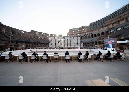 210730 -- ROM, 30. Juli 2021 -- Teilnehmer nehmen am 29. Juli 2021 an der G20-Ministertagung im Kolosseum in Rom, Italien, Teil. Die Minister der Gruppe der 20 Länder haben am Freitag zwei Tage lang Gespräche über die Rolle der Kultur in der Welt abgeschlossen und erklärt, dass Investitionen in kulturelle Initiativen ein Motor für nachhaltiges Wirtschaftswachstum sein können und dass sie Teil der künftigen G20-Verhandlungen sein sollten. /Handout Via Xinhua ITALIEN-ROM-G20-MINISTERTREFFEN G20xItalien PUBLICATIONxNOTxINxCHN Stockfoto