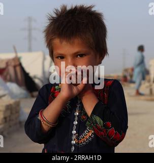 210801 -- MAZAR-i-SHARIF, 1. August 2021 -- Ein vertriebenes afghanisches Kind wird in einem provisorischen Lager in Mazar-i-Sharif, Hauptstadt der Provinz Balkh, Afghanistan, gesehen, 31. Juli 2021. ZUM Mitmachen: Vertriebene afghanische Familien leiden in provisorischen Lagern, in der Hoffnung, in Frieden zu leben Foto von /Xinhua AFGHANISTAN-BALKH-PROVISORISCHES LAGER KawaxBasharat PUBLICATIONxNOTxINxCHN Stockfoto