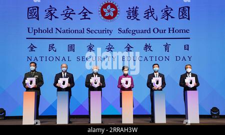 210801 -- HONGKONG, 1. August 2021 -- Gäste posieren für ein Gruppenfoto während einer Zeremonie zum Thema nationaler Sicherheitserziehung im südchinesischen Hongkong, 15. April 2021. Xinhua-Schlagzeilen: Hongkong ist stärker als globale Finanzmetropole mit nationalem Sicherheitsrecht LuixSiuxWai PUBLICATIONxNOTxINxCHN Stockfoto