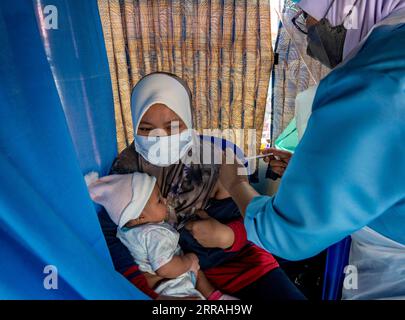 210802 -- PEKING, 2. Aug. 2021 -- Ein Einwohner erhält eine Dosis COVID-19-Impfstoff auf einem mobilen Impfbus auf Carey Island im Bundesstaat Selangor, Malaysia, 25. Juli 2021. Porträts vom Juli 2021 ChongxVoonxChung PUBLICATIONxNOTxINxCHN Stockfoto