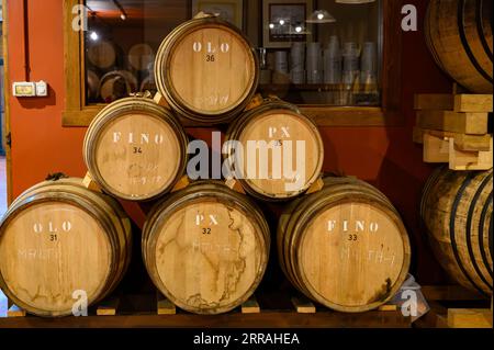 Herstellung von angereicherten jerez-, Xeres- und Sherry-Weinen in französischen Eichenfässern im Sherry-Dreieck, Jerez la Frontera, El Puerto Santa Maria und Sanlucar Bar Stockfoto