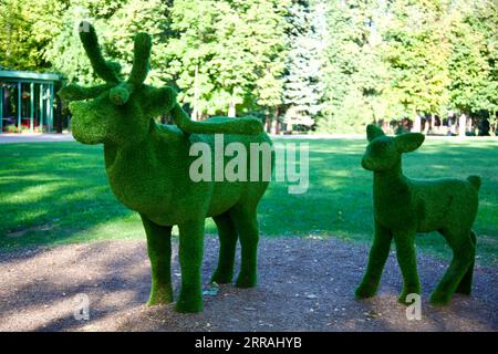 Nischni Nowgorod, Russland - 3. September 2023: Moderne Skulptur aus Kunstrasen eines Hirsches mit Geweih und einem jungen Hirsch im Zentralpark Stockfoto