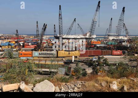 210803 -- BEIRUT, 3. Aug. 2021 -- Foto aufgenommen am 2. Aug. 2021 zeigt einen Blick auf den Hafen von Beirut in Beirut, Libanon. Ein Jahr nach den großen Explosionen, die den Hafen von Beirut zerstörten, bieten eine Vielzahl internationaler Unternehmen an, ihn angesichts der strategischen Lage des Libanon und der potenziellen Offshore-Öl- und -Gasvorkommen zu rekonstruieren, sagten Analysten gegenüber Xinhua. ZU DEN Nachrichten Analyse: INT l Firmen wollen den Hafen von Beirut für den strategischen Standort des Libanon, Energiereserven: Analysten LIBANON-BEIRUT-PORT-EXPLOSION-JAHRESTAG-WIEDERAUFBAU BilalxJawich PUBLICATIONxNOTxINxCHN Stockfoto