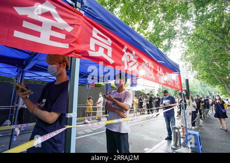 210802 -- NANJING/CHANGSHA, 2. Aug. 2021 -- Menschen warten auf einen Nukleinsäuretest an einem Teststandort in Nanjing, Hauptstadt der ostchinesischen Provinz Jiangsu, 29. Juli 2021. Xinhua Schlagzeilen: China geht alle raus, um Delta Ausbruch LixBo PUBLICATIONxNOTxINxCHN einzudämmen Stockfoto