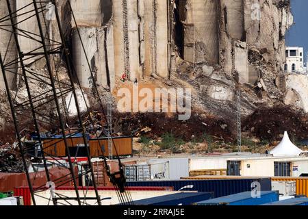 210803 -- BEIRUT, 3. Aug. 2021 -- Foto aufgenommen am 2. Aug. 2021 zeigt einen Blick auf den Hafen von Beirut in Beirut, Libanon. Ein Jahr nach den großen Explosionen, die den Hafen von Beirut zerstörten, bieten eine Vielzahl internationaler Unternehmen an, ihn angesichts der strategischen Lage des Libanon und der potenziellen Offshore-Öl- und -Gasvorkommen zu rekonstruieren, sagten Analysten gegenüber Xinhua. ZU DEN Nachrichten Analyse: INT l Firmen wollen den Hafen von Beirut für den strategischen Standort des Libanon, Energiereserven: Analysten LIBANON-BEIRUT-PORT-EXPLOSION-JAHRESTAG-WIEDERAUFBAU BilalxJawich PUBLICATIONxNOTxINxCHN Stockfoto