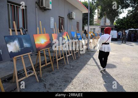 210803 -- BEIRUT, 3. Aug. 2021 -- Eine Frau besucht Eine Fotoausstellung anlässlich des ersten Jahrestages der verheerenden Havarie von Beirut im Hauptquartier der Beirut Feuerwehr in Beirut, Libanon, am 3. Aug. 2021. LIBANON-BEIRUT-PORT-EXPLOSION-JAHRESTAG-FOTOSHOW LIUXZONGYA PUBLICATIONXNOTXINXCHN Stockfoto